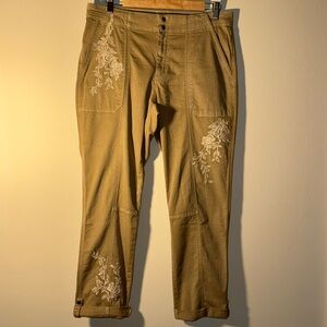 White House Black Market The PRET-A-PEDI Size 8 Embroidered Straight Crop Beige